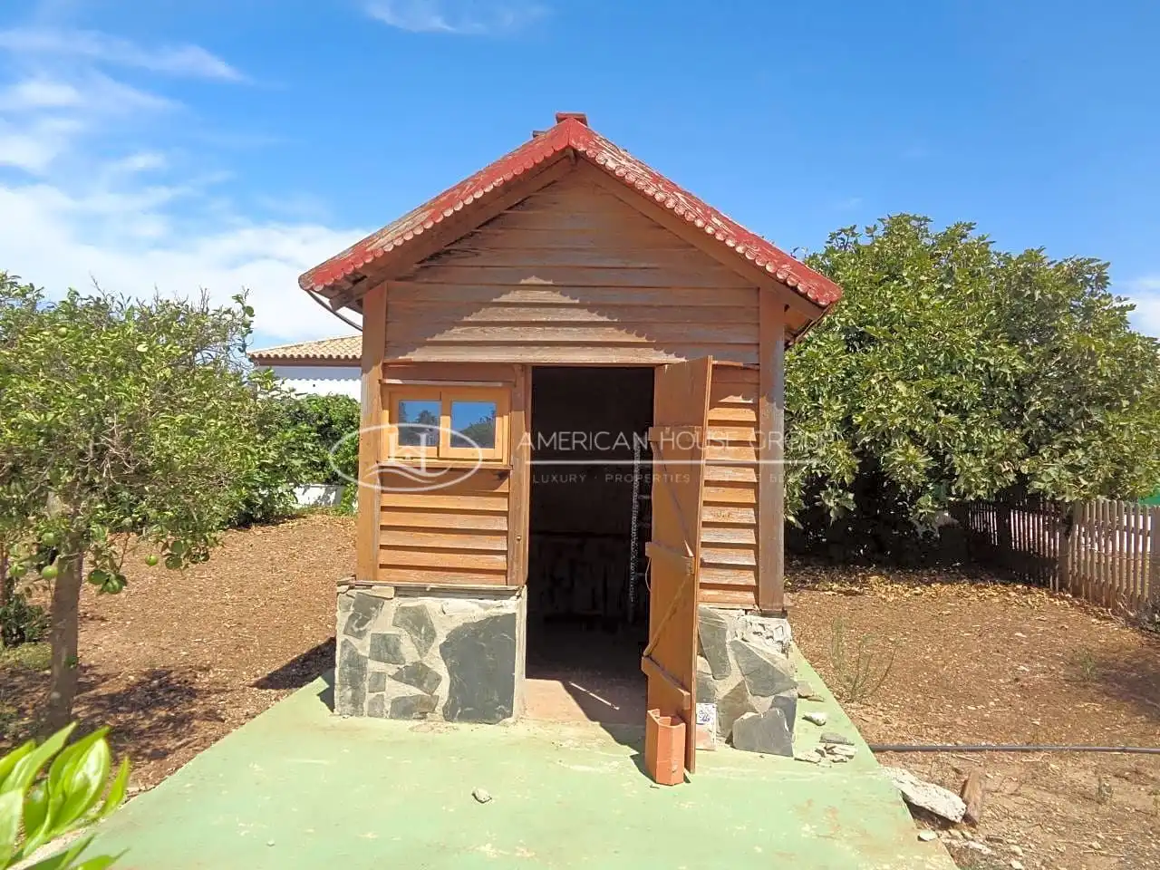 Vista exterior de Casa o xalet en venda en Chiclana de la Frontera amb Jardí privat i Piscina