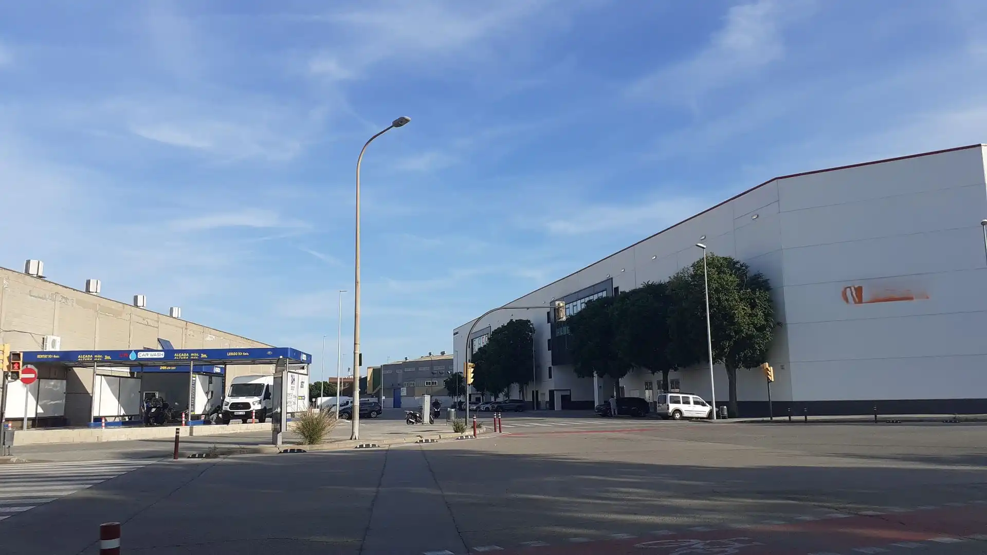 Vista exterior de Nau industrial en venda en L'Hospitalet de Llobregat