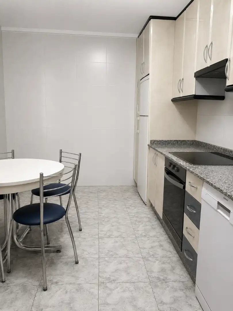Cocina de Piso en venta en Vigo  con Calefacción, Parquet y Amueblado