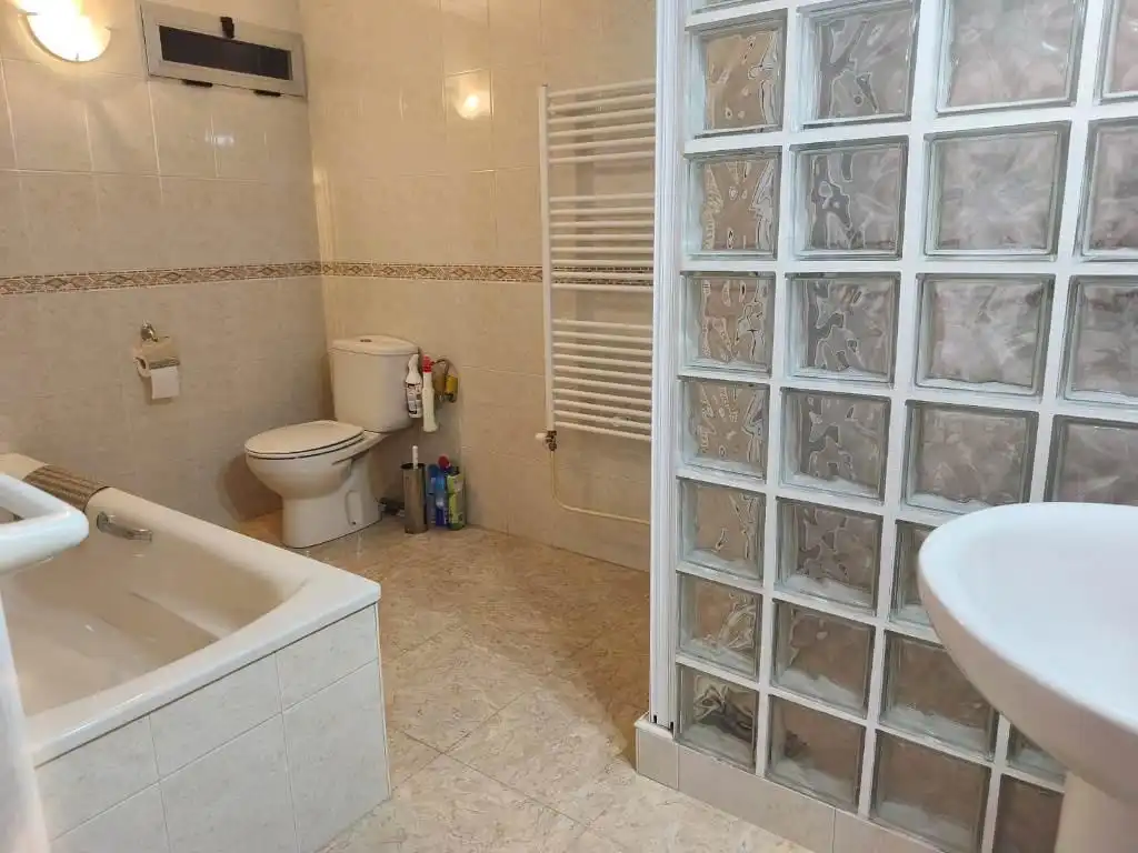 Badezimmer von Haus oder Chalet zum Verkauf in Cartagena mit Klimaanlage, Heizung und Privatgarten