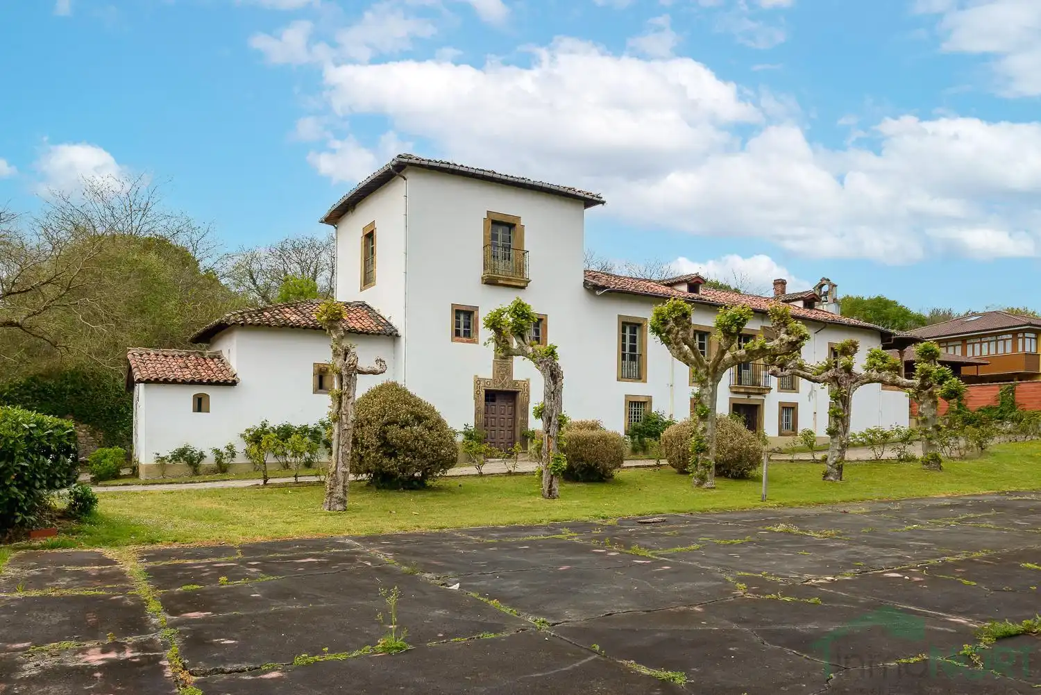 Vista exterior de Edificio en venta en Oviedo 