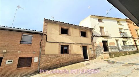 SE  VENDE CASA CON CINCO DORMITORIOS y amplio terreno.