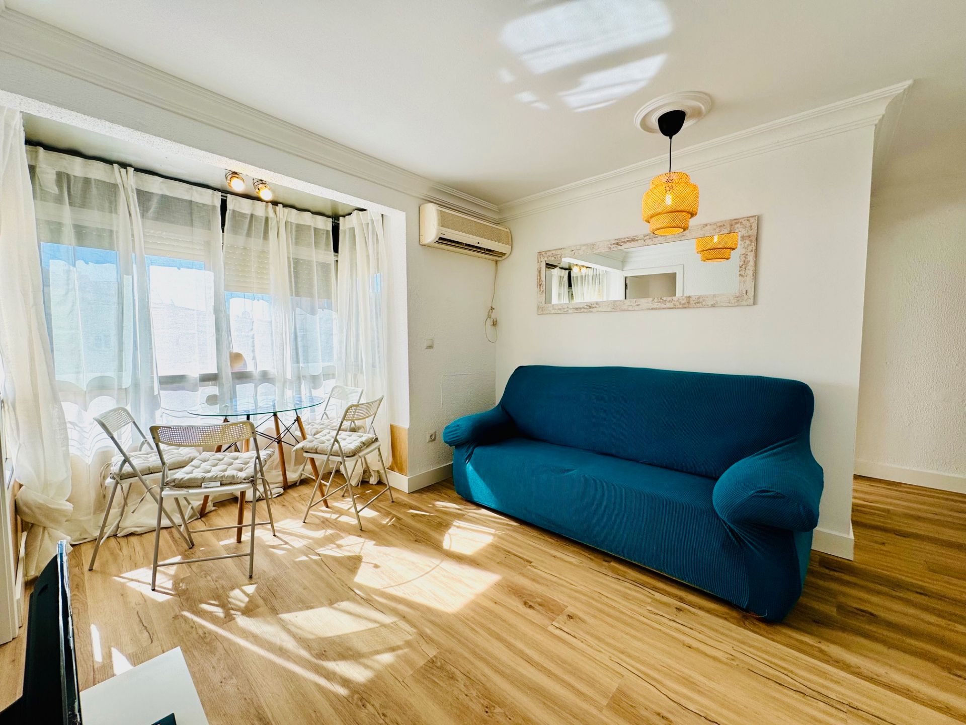 Living room of Flat for sale in  Sevilla Capital  with Air Conditioner, Terrace and Furnished