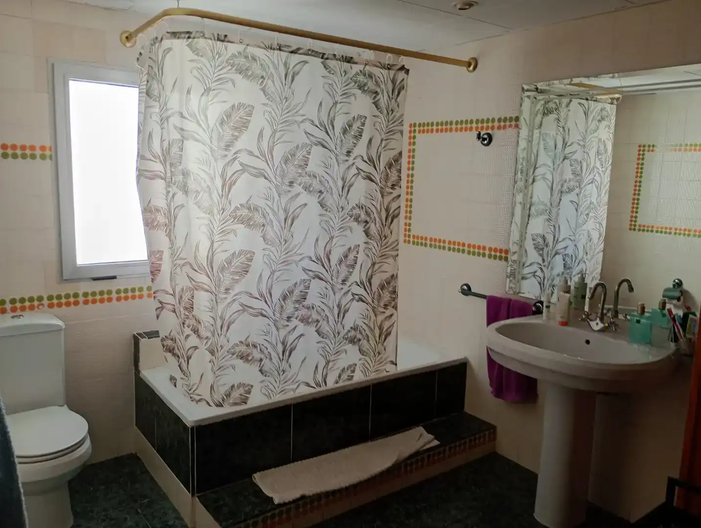 Bathroom of Flat for share in Chiva  with Air Conditioner, Storage room and Furnished