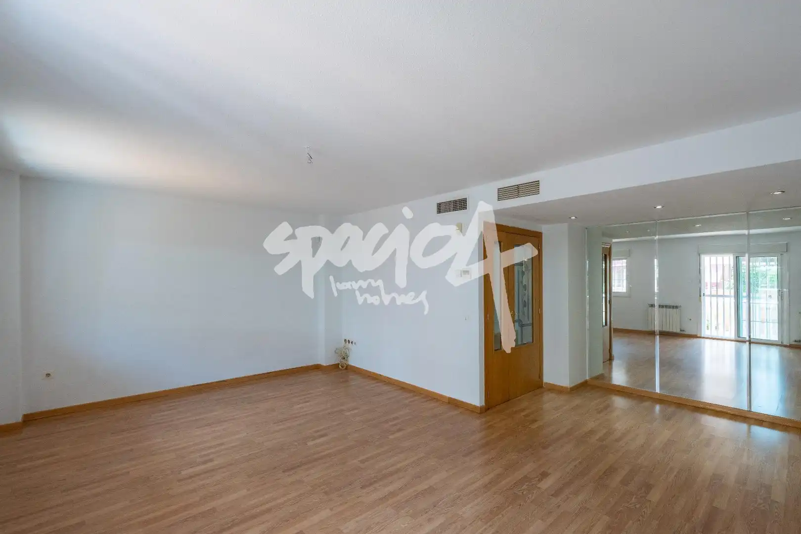 Sala d'estar de Casa o xalet en venda en Alcalá de Henares amb Aire condicionat, Calefacció i Jardí privat