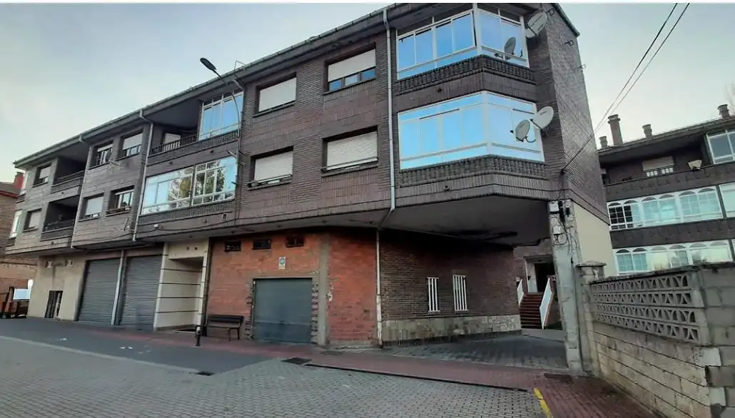 Vista exterior de Apartament en venda en La Robla  amb Calefacció