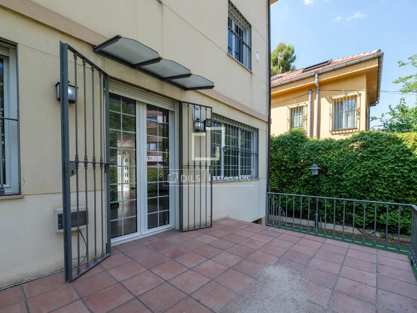 Vista exterior de Casa o xalet en venda en Madrid amb Aire condicionat, Calefacció i Jardí privat