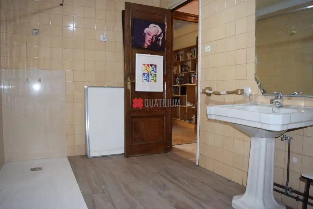 Badezimmer von Gebäude zum Verkauf in Santiago de Compostela 