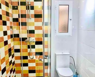 Bathroom of Flat to share in Canals  with Air Conditioner, Furnished and Oven