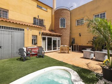 Chalet con piscina en venta en 18 Calle Moctezuma