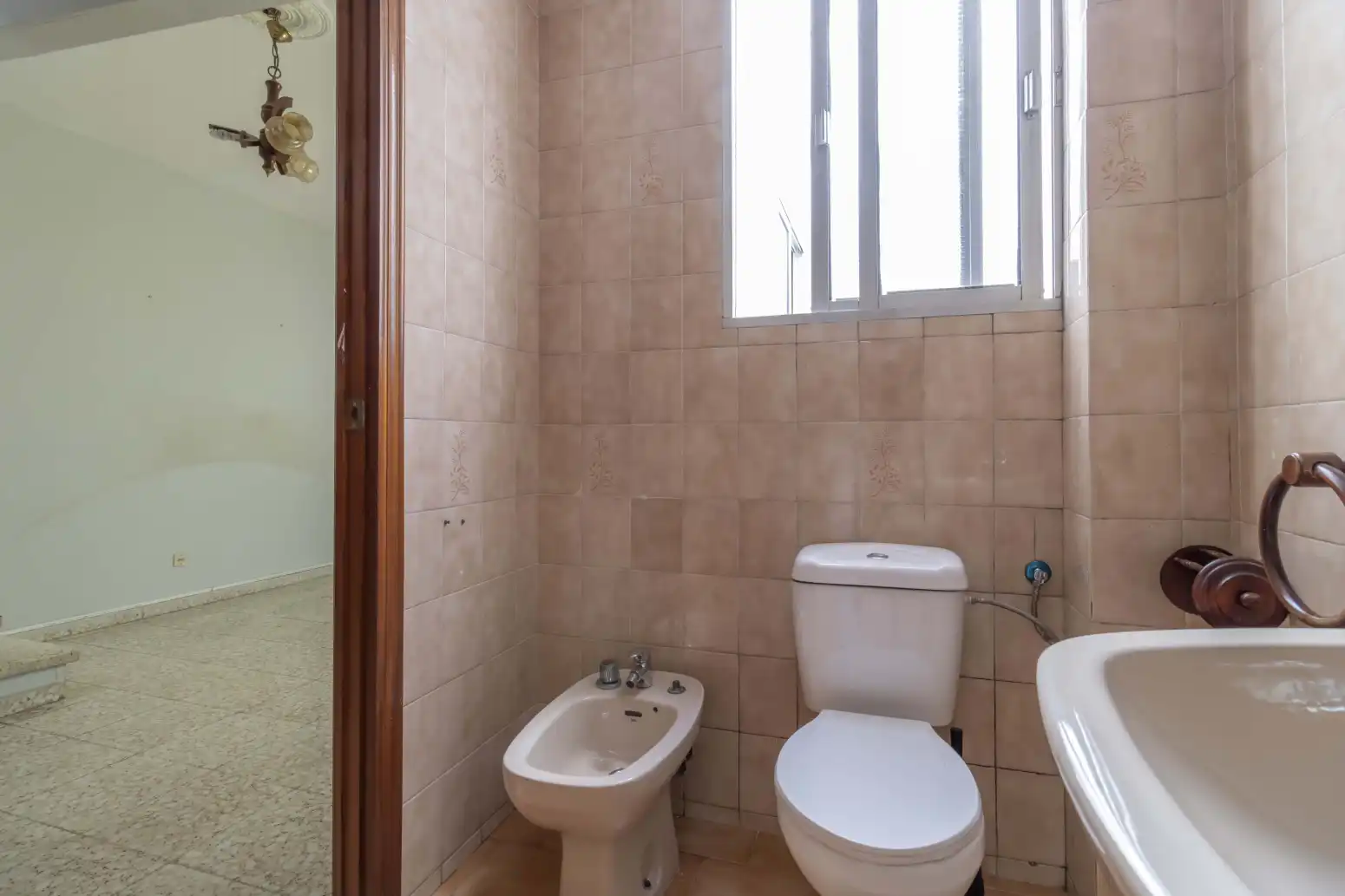 Badezimmer von Einfamilien-Reihenhaus zum Verkauf in Sevilla mit Terrasse, Abstellraum und Balkon