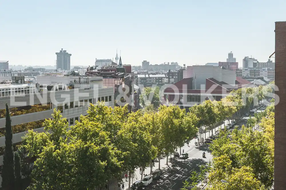 Außenansicht von Wohnung zur Miete in Madrid mit Klimaanlage, Heizung und Parkett