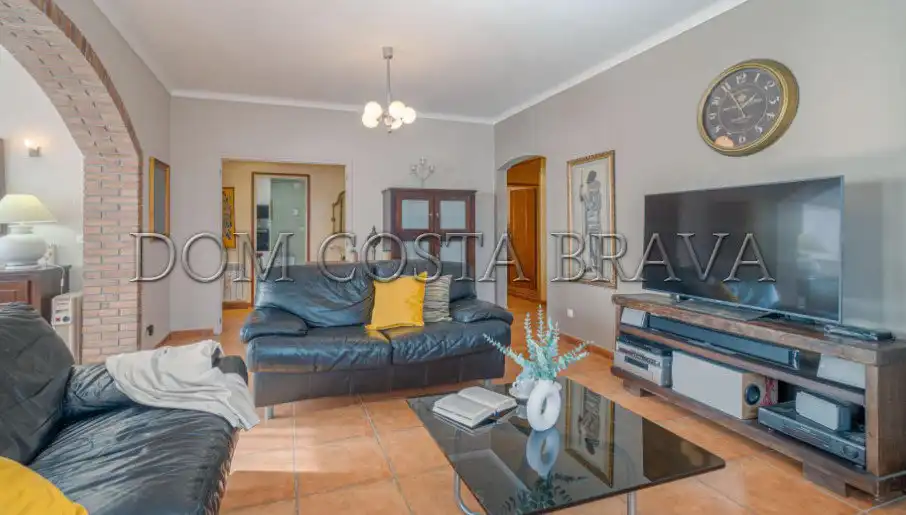 Sala d'estar de Casa o xalet en venda en Viladamat amb Aire condicionat, Calefacció i Moblat