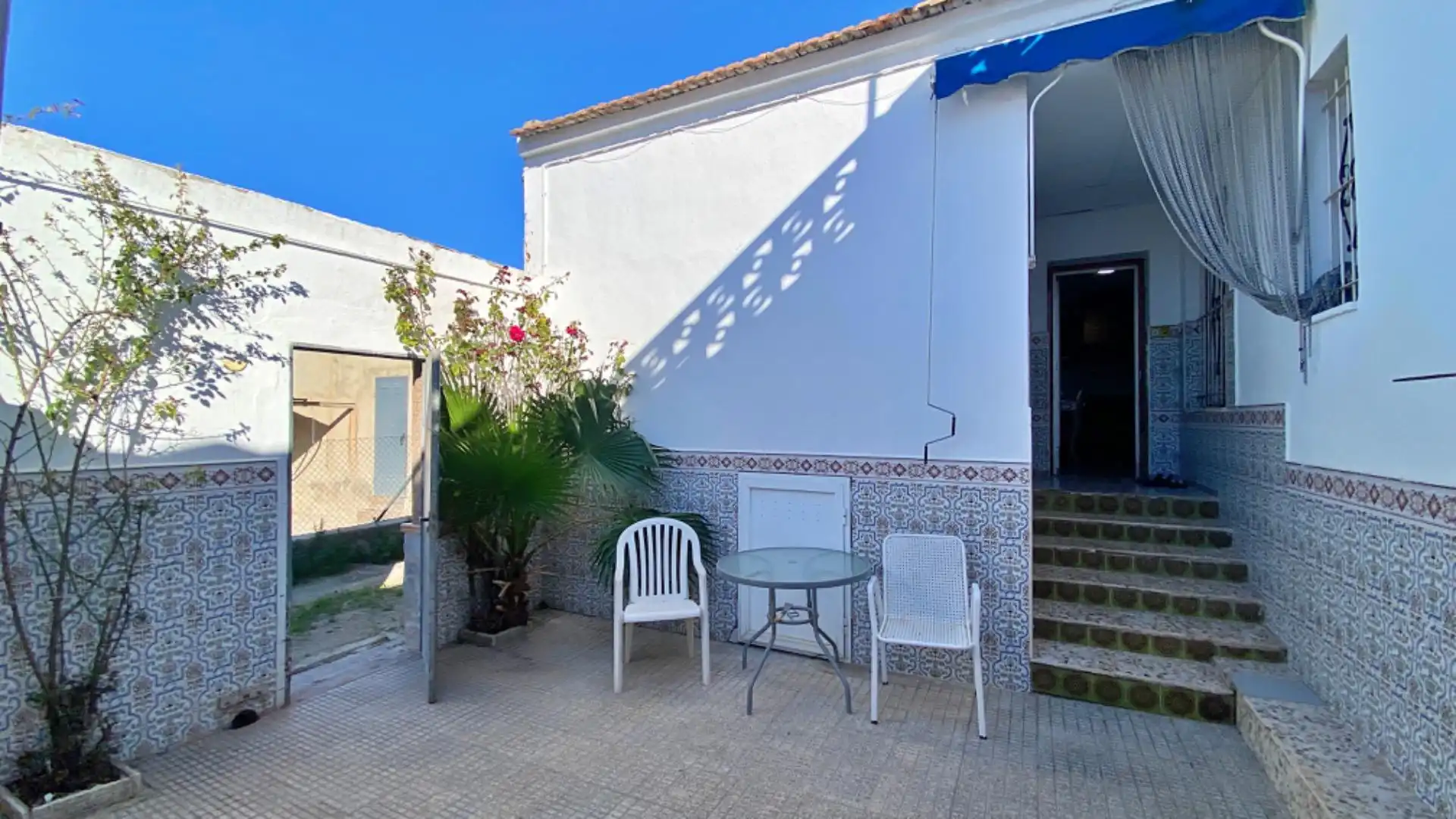 Vista exterior de Casa o xalet en venda en Alicante / Alacant amb Aire condicionat, Traster i Moblat