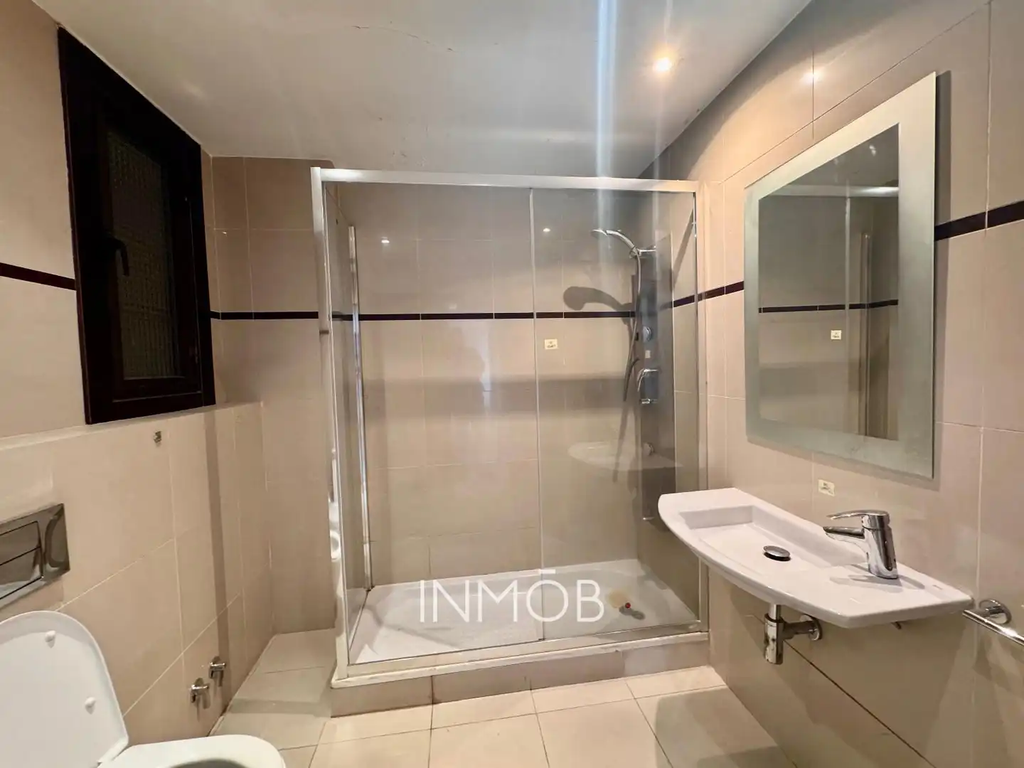 Badezimmer von Wohnung zur Miete in Madrid mit Klimaanlage