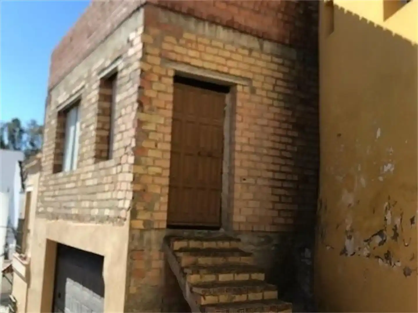 Vista exterior de Casa adosada en venda en Gelves amb Balcó