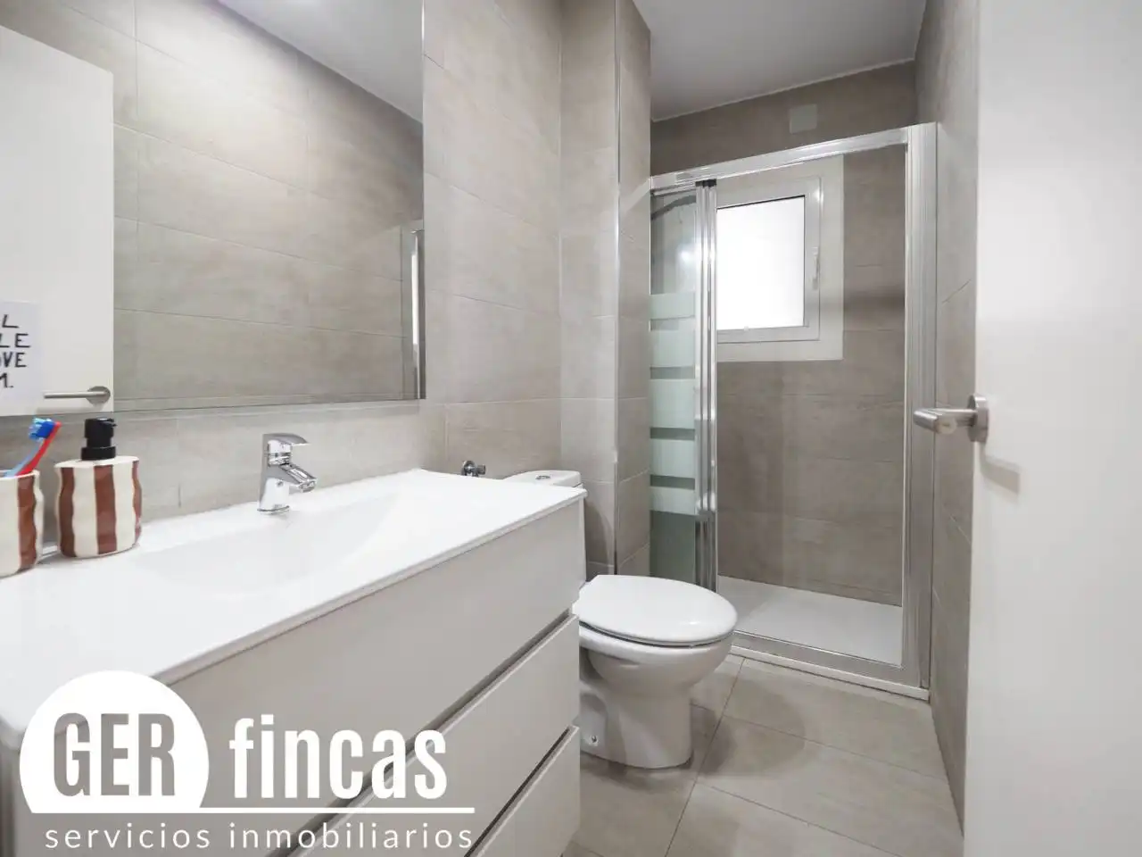 Bathroom of Flat for sale in Terrassa  with Alarm