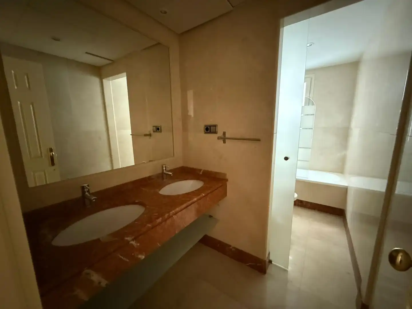 Baño de Piso en venta en Marbella con Calefacción, Terraza y Piscina comunitaria