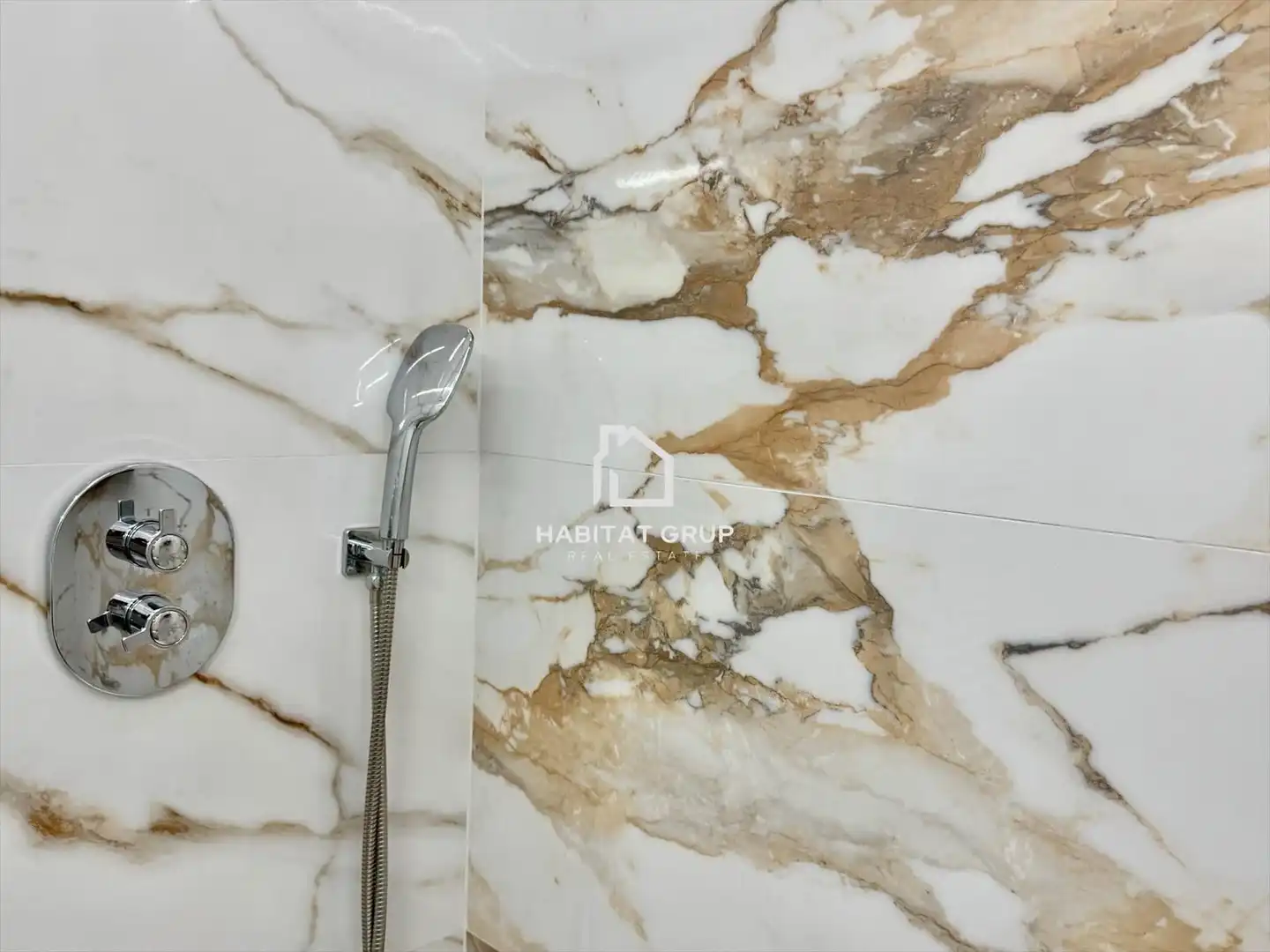 Bathroom of Flat for sale in Girona  with Air Conditioner, Heating and Private garden