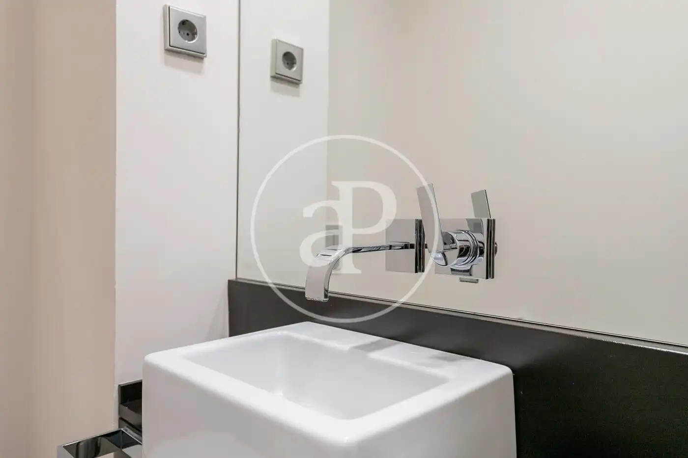 Bathroom of Flat for sale in Barcelona  with Air Conditioner and Heating