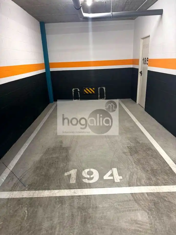 Parkplatz von Wohnung zur Miete in Sevilla mit Klimaanlage, Heizung und Terrasse