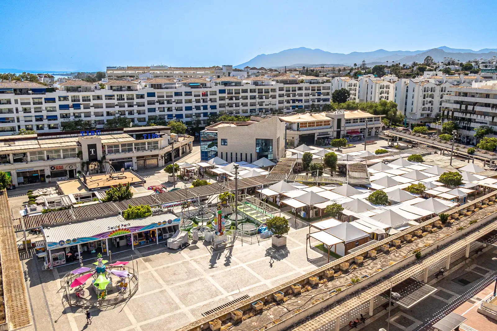 Vista exterior de Ático en venta en Marbella con Terraza, Piscina y Piscina comunitaria