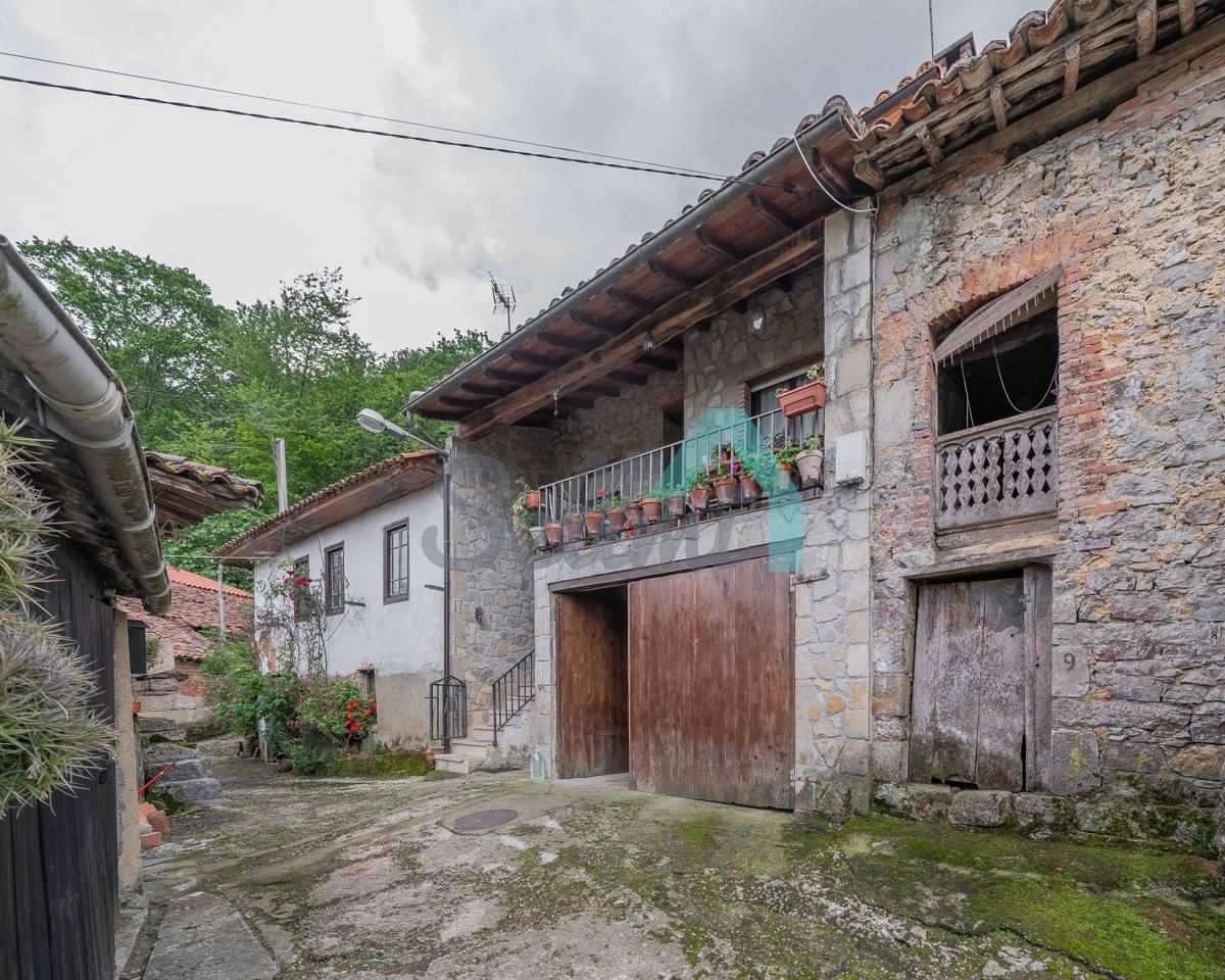 Vista exterior de Casa adosada en venda en Llanes amb Calefacció, Jardí privat i Terrassa