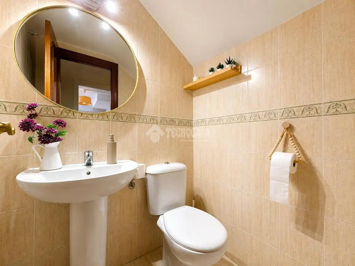 Baño de Casa adosada en venta en Alcalá de Henares con Aire acondicionado, Calefacción y Parquet