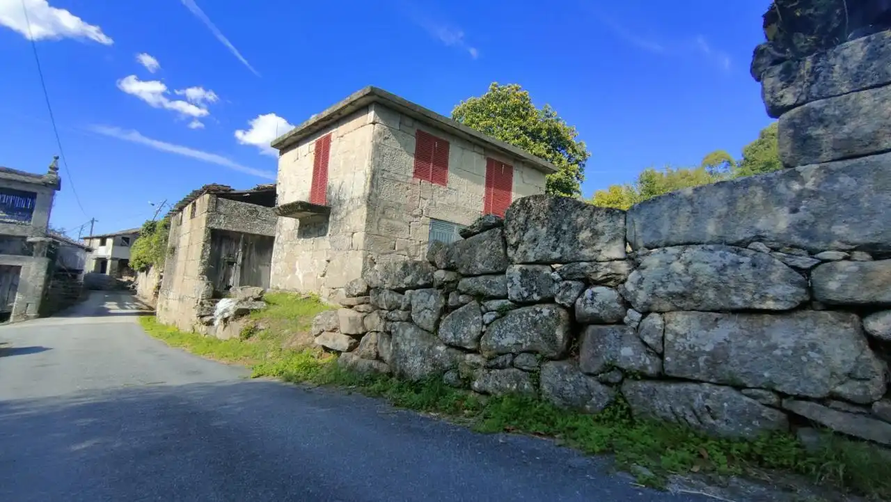 Casa rústica amb jardí en venda a Nogueira de Ramuín