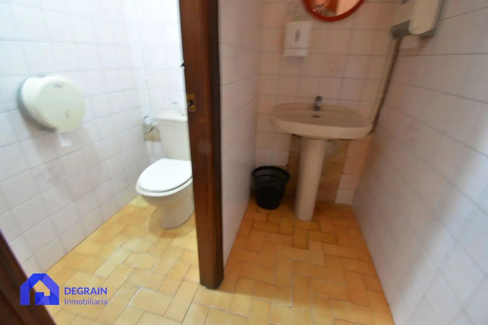 Bany de Local en venda en Salas