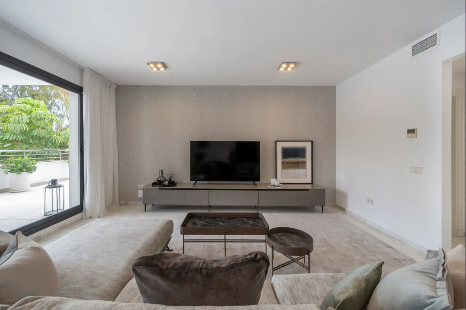 Sala de estar de Apartamento de alquiler en Marbella con Aire acondicionado, Terraza y Amueblado