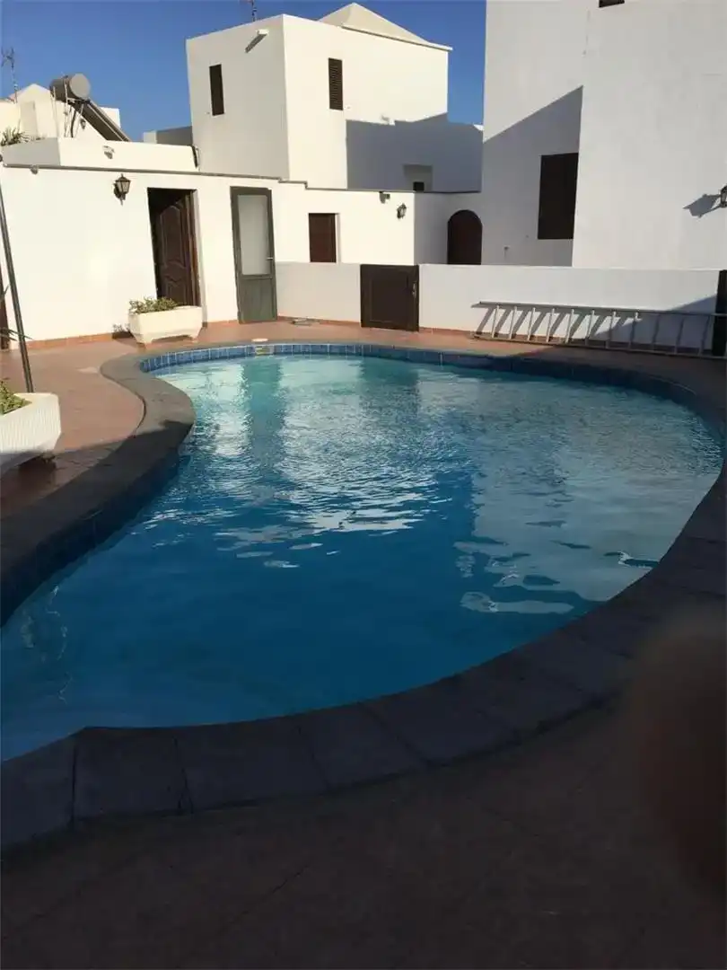 Piscina de Casa adosada en venda en Arrecife amb Aire condicionat, Jardí privat i Traster