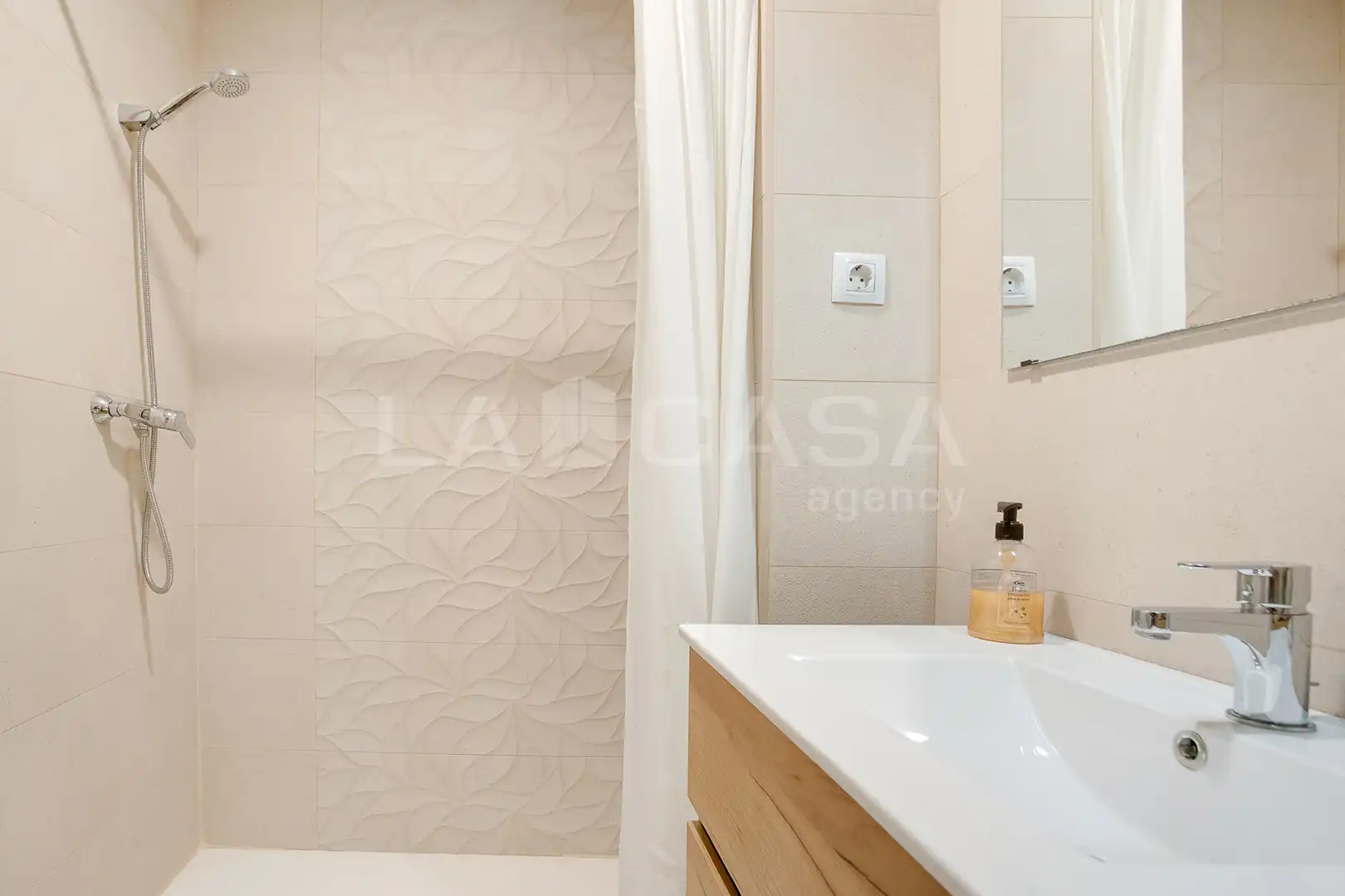 Badezimmer von Einfamilien-Reihenhaus zum Verkauf in Les Franqueses del Vallès mit Klimaanlage, Heizung und Parkett