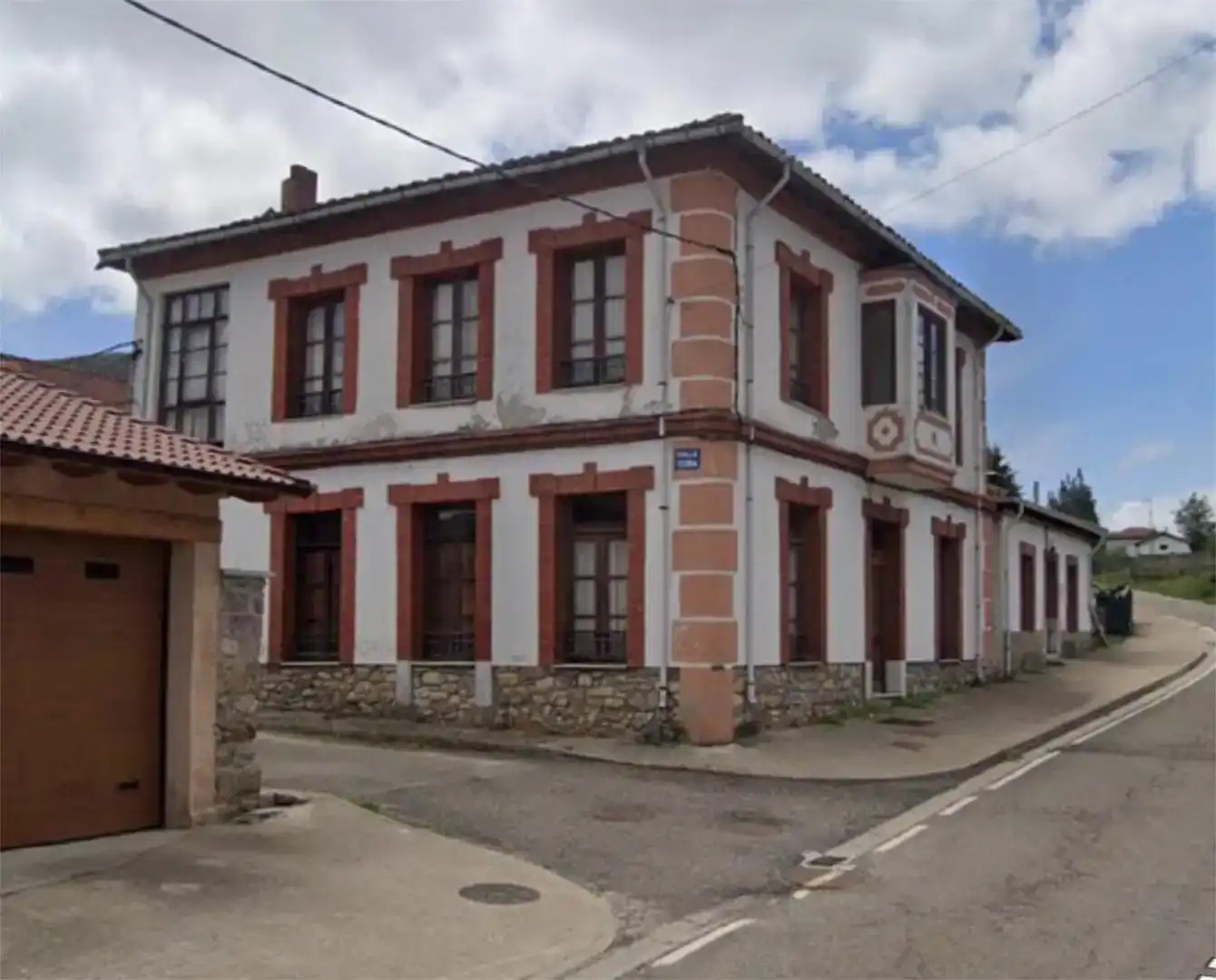 Vista exterior de Casa adosada en venda en Cármenes amb Balcó