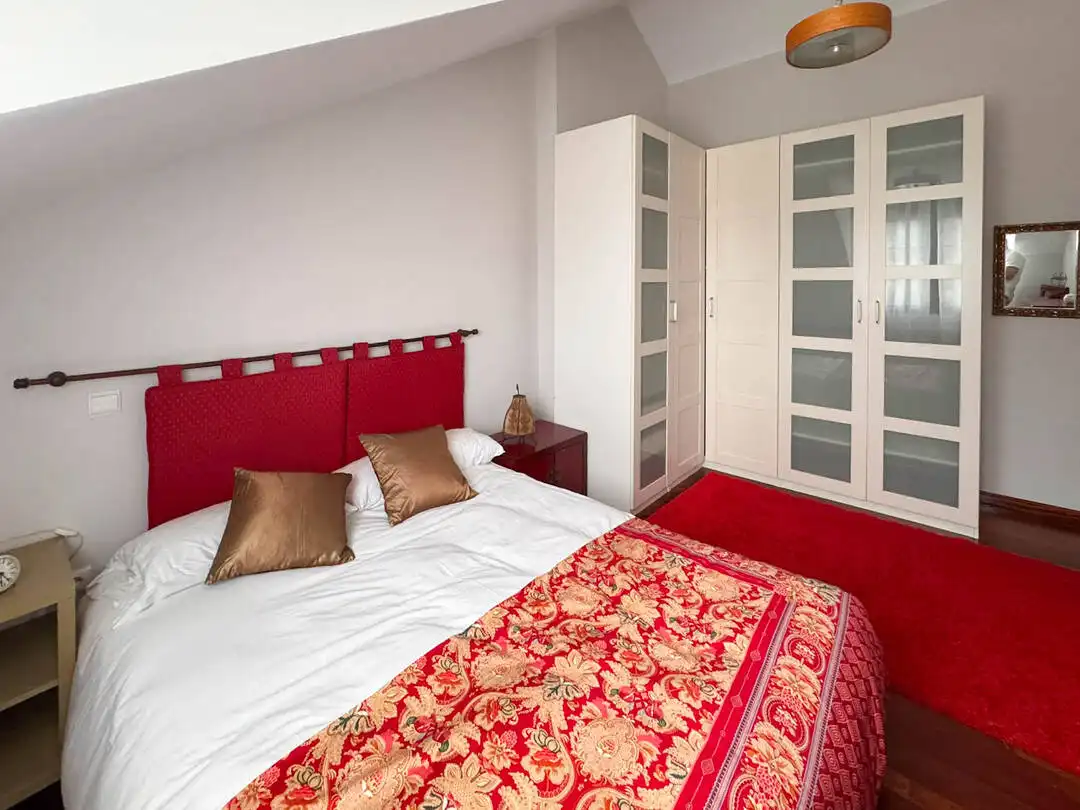 Schlafzimmer von Dachboden zur Miete in Entrambasaguas mit Heizung, Terrasse und Schwimmbad