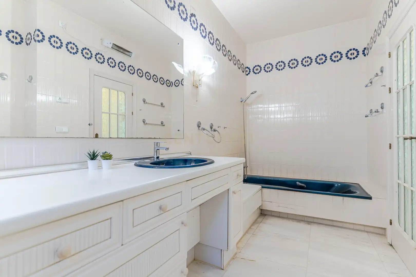 Bathroom of Houses for sale in Almuñécar  with Air Conditioner, Private garden and Storage room