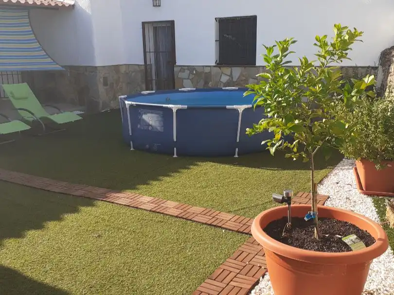 Piscina de Planta baixa en venda en Zorita amb Jardí privat i Moblat