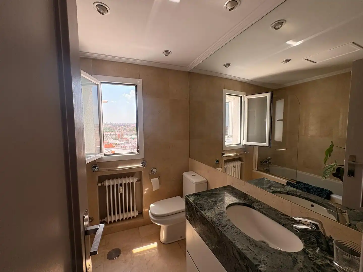Badezimmer von Wohnung zur Miete in Madrid mit Heizung und Terrasse