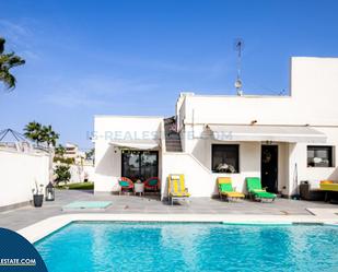 Vista exterior de Casa o xalet en venda en Torrevieja amb Terrassa, Piscina i Moblat