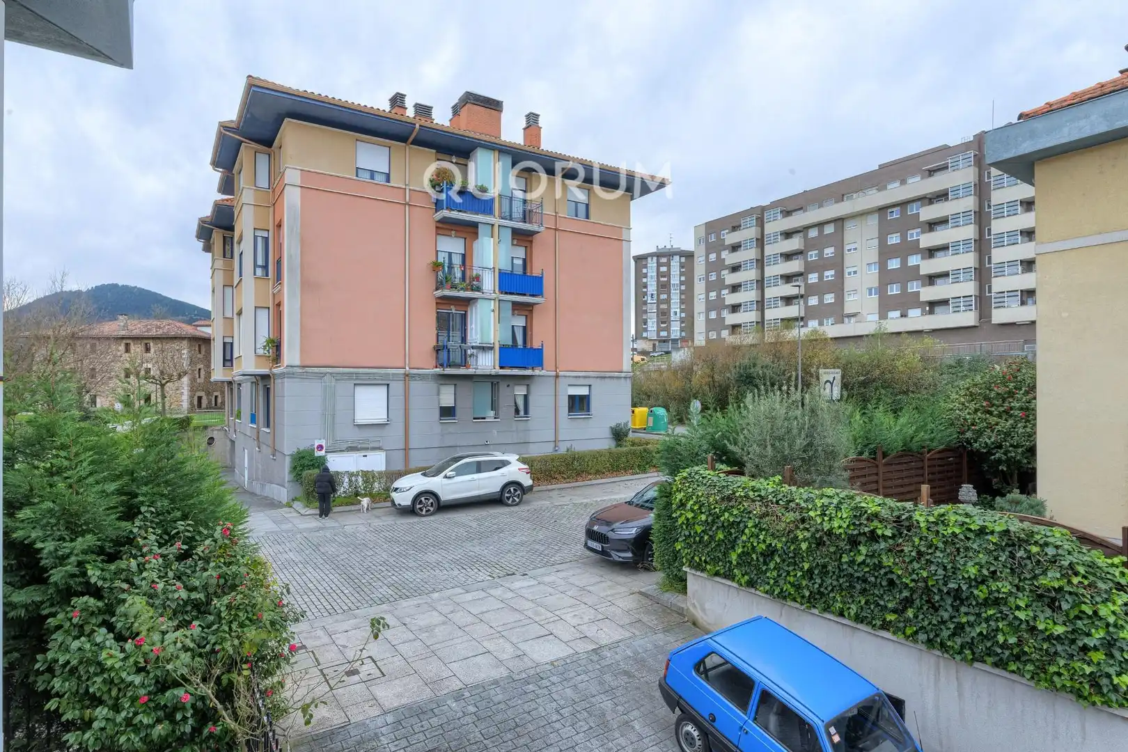 Vista exterior de Casa adosada en venta en Basauri  con Calefacción, Jardín privado y Terraza
