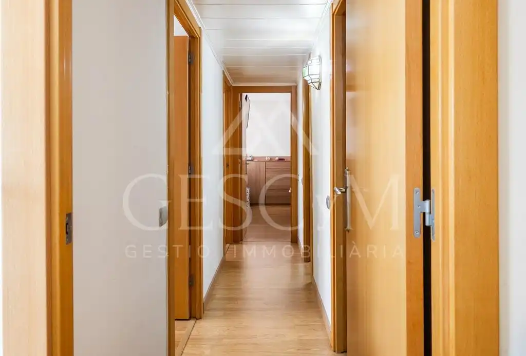 Piso en venta en Sant Joan Despí con Parquet, Terraza y Balcón