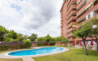 Exterior view of Apartment for sale in  Barcelona Capital  with Terrace, Swimming Pool and Balcony