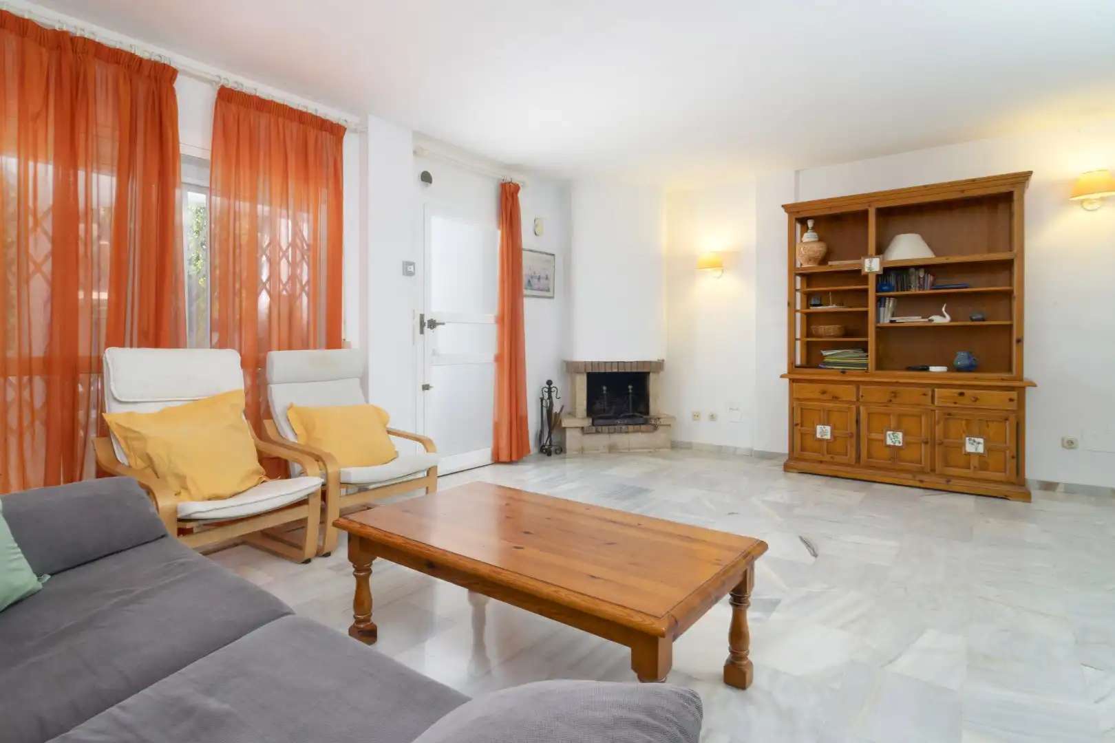 Sala de estar de Casa adosada en venta en Marbella con Jardín privado, Terraza y Piscina