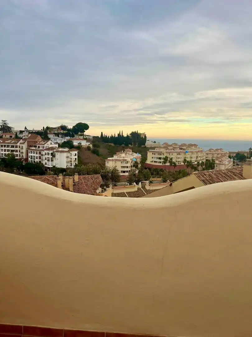 Vista exterior de Ático de alquiler en Fuengirola con Aire acondicionado, Calefacción y Jardín privado