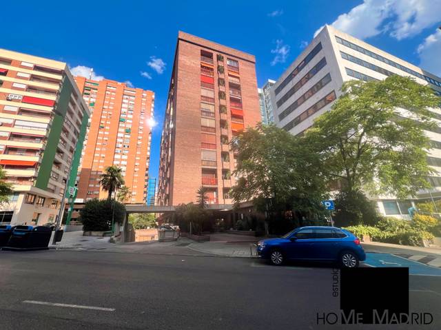 Garaje en Venta en Calle de la Infanta Mercedes en Castillejos - Cuzco