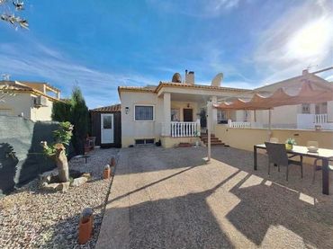 Casa aparellada amb piscina en venda a Castalla