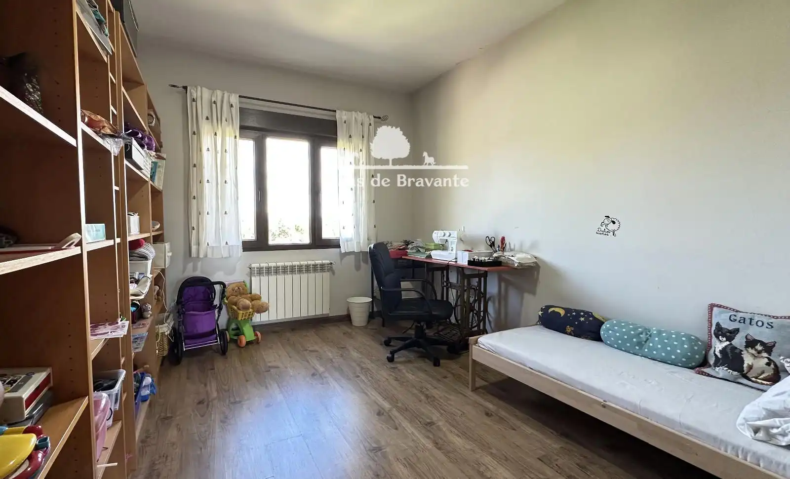 Bedroom of Houses for sale in Villanueva de la Cañada  with Air Conditioner, Heating and Parquet flooring