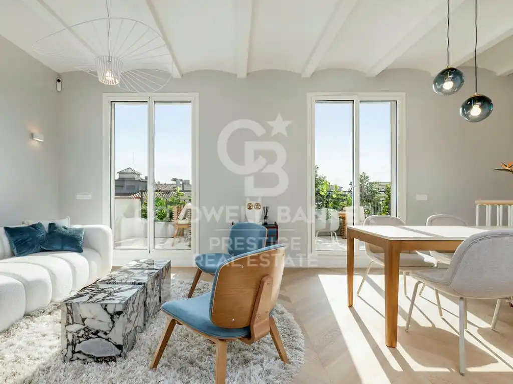 Penthouse with terrace for sale in Calle Roger De Lluria