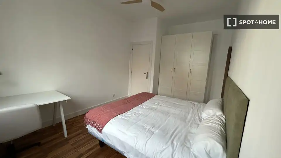 Habitación de Piso de alquiler en Bilbao  con Aire acondicionado, Calefacción y Amueblado