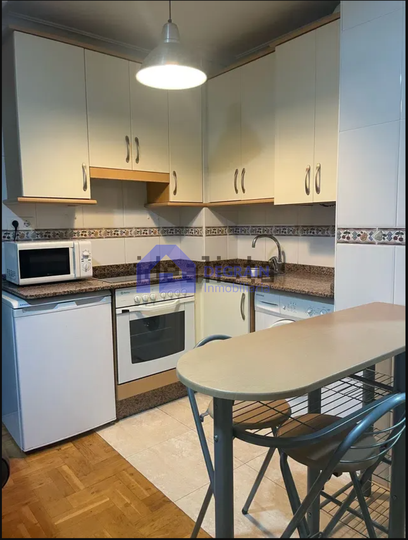 Cuina de Pis en venda en Oviedo  amb Calefacció, Parquet i Traster